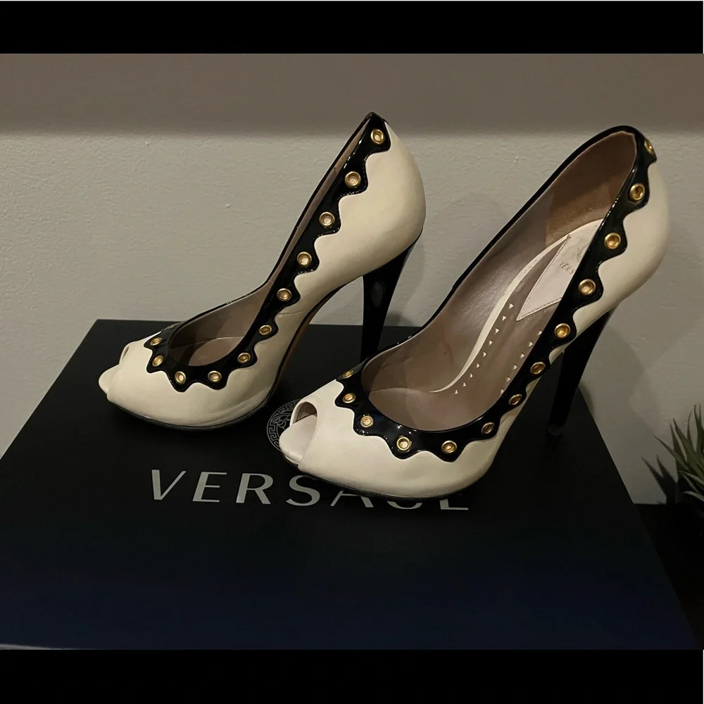 Beautiful white Versace heels 👠 - Picture 2 of 7
